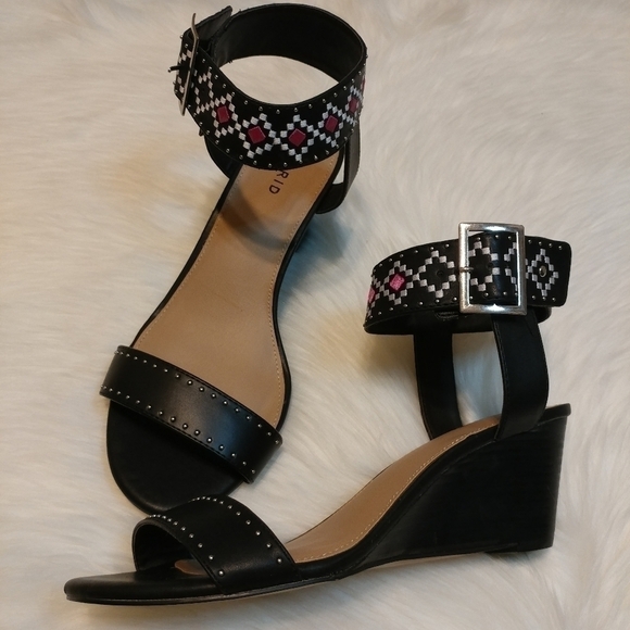 NWOT Torrid Black Wedge Stud Sandals - Picture 3 of 8